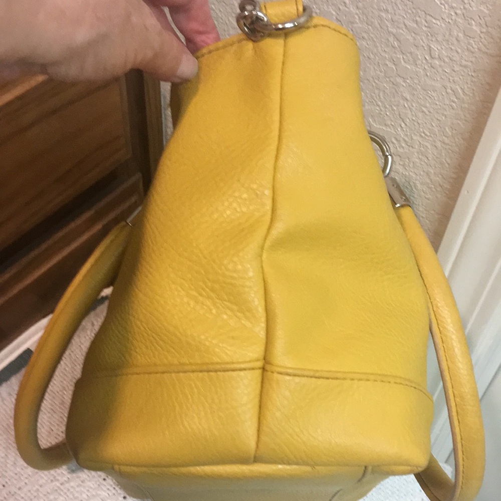 Kenneth Cole Reaction Yellow Tote Bag - Picture 4 of 12